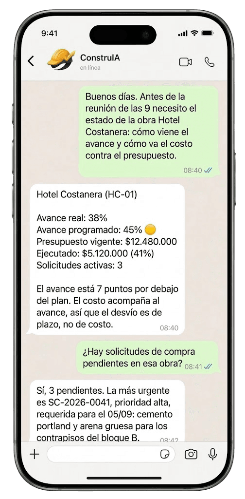 Conversación de WhatsApp: se pregunta el estado de una obra y ConstruIA contesta con avance real, avance programado, presupuesto vigente, ejecutado y solicitudes pendientes.